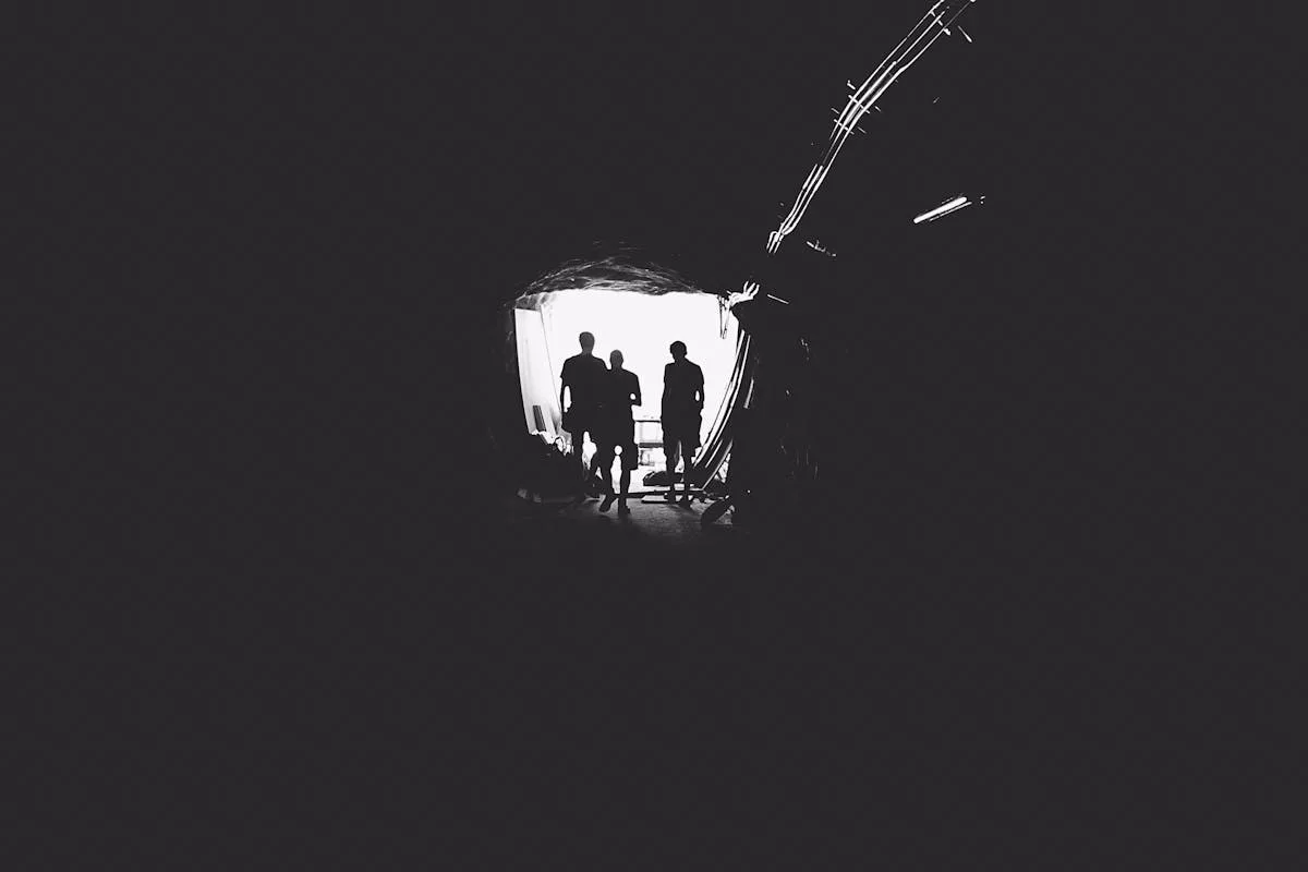 Dunkler Höhleneingang — Der Weg nach innen