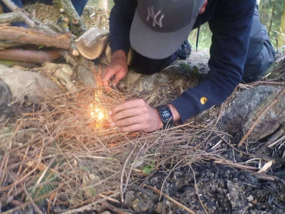 Teilnehmer entfacht ein Feuer im Zundernest